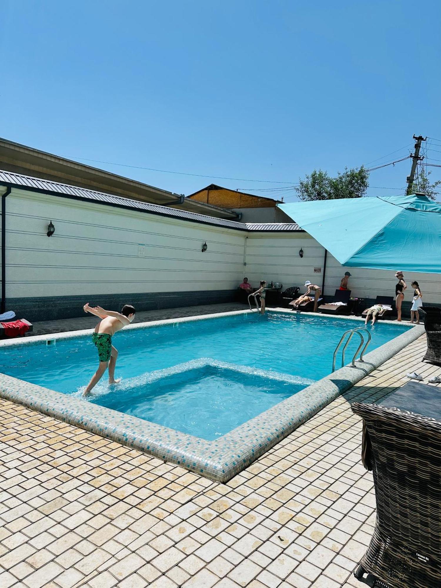 Garnet Hotel Tashkent Ngoại thất bức ảnh